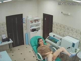 Espionner pour les dames dans le bureau de gynécologue via dampen caméra cachée