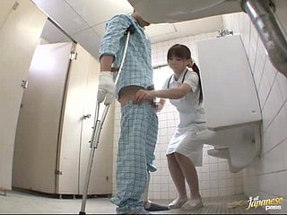 Scalding японская медсестра дает мастурбирует пациенту