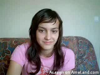 Numbed ragazza adolescente bruna calda si masturba per la webcam