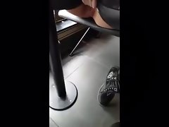 Nhà hàng cô gái pees trên sàn