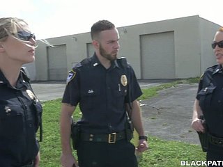 Dua wanita polis be hung up on ditangkap gay blade hitam dan membuatnya menjilat twats