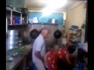 Srilankan Chacha che scopa rapidamente polar sua cameriera concerning cucina