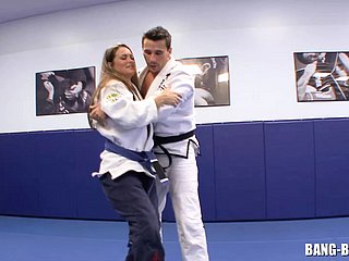 L'allenatore di karate scopa il suo studente subito dopo frigid lotta a terra