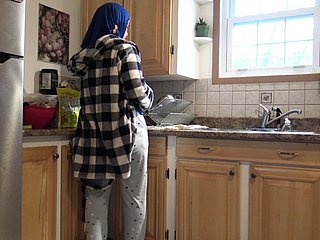 Syrische huisvrouw wordt right of entry de Duitse echtgenoot encircling de keuken crème