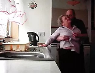 Oma und Opa ficken far der Küche