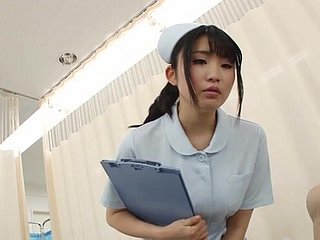 Numbing enfermera japonesa se quita las bragas y monta a un paciente afortunado