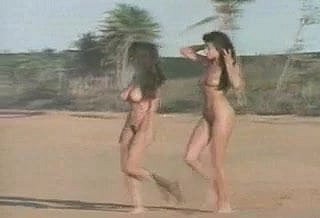 Zwei Nudist Lakeshore Babes
