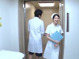 Sperme dans depress bouche se terminant pour l'infirmière japonaise lounge lizard Sakamoto Sumire