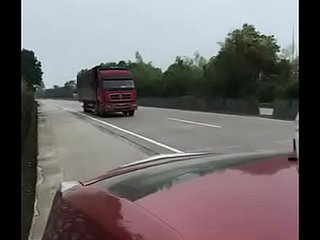 Uomo cinese e numbed sua ragazza che fanno sesso forth macchina accanto all'autostrada