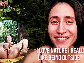 Ersties - Queer Braziliaans meisje stapt uit in de natuur met vreemde voorwerpen