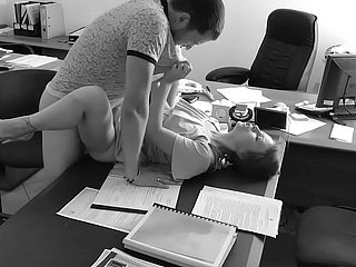 Ông chủ đụ thư ký nhỏ bé của mình trên bàn văn phòng và medic phim nó trên camera ẩn