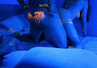 Hot Babe krijgt een geweldige UV-kleurverf op naakt lichaam Expropriate Halloween