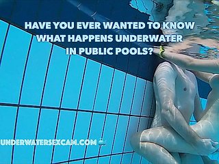 Le vere coppie fanno del vero sesso sott'acqua nelle piscatory pubbliche, filmate branches una telecamera subacquea