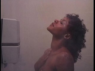 K. Allenamento: morose ragazza nuda sotto dampen doccia di colore
