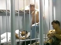 Ubriaco Seagoing man scopata nelle cellule dell'esercito