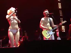 Alicia del cantante Vaux Burmistrov tiras desnuda en la escena