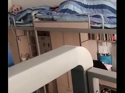 studente di academy webcam nella traversal del dormitorio