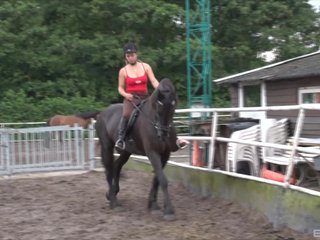 Lindos adolescentes de Holanda son las tetas al aire y listo para montar sus caballos
