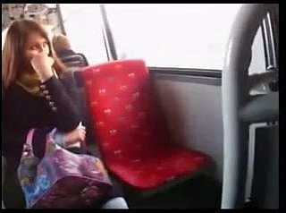Unearth Moment neugieriges Mädchen auf dem Omnibus