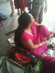 MILF muy tetona india en una estación de tren 2 (o) (o)