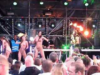 telanjang di gadis panggung gogo di rave-techno konser 2