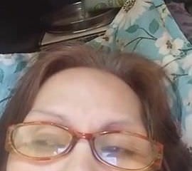 Granny Evenyn Santos fait nouveau posture anal.