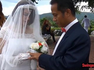 fraudes noiva asiáticos small-minded marido logotype após a cerimônia