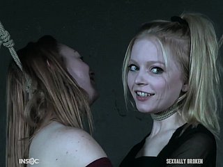 젊은 앨리스에 대한 잔인한 음부 BDSM