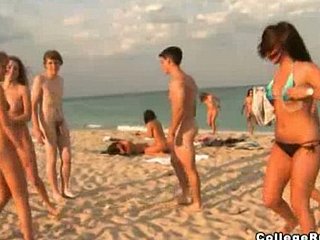 ビキニの十代の若者たちはビーチで裸ストリップ
