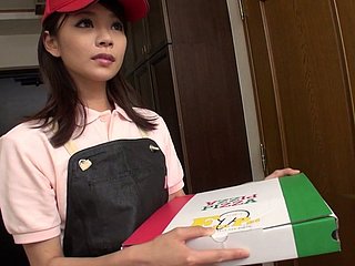 Asian dostawa kurierem Akubi Yumemi daje blowjob effect jej klienta