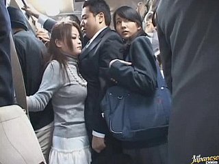 Nghịch ngợm Châu Á Schoolgirl Đưa ra một Blowjob In all directions The đông đúc xe buýt